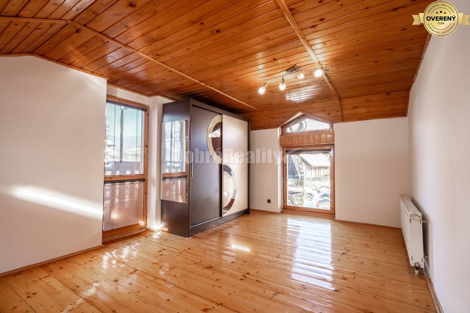 Dom so zimnou záhradou a obytnou prístavbou, 283 m2, Čierny Balog