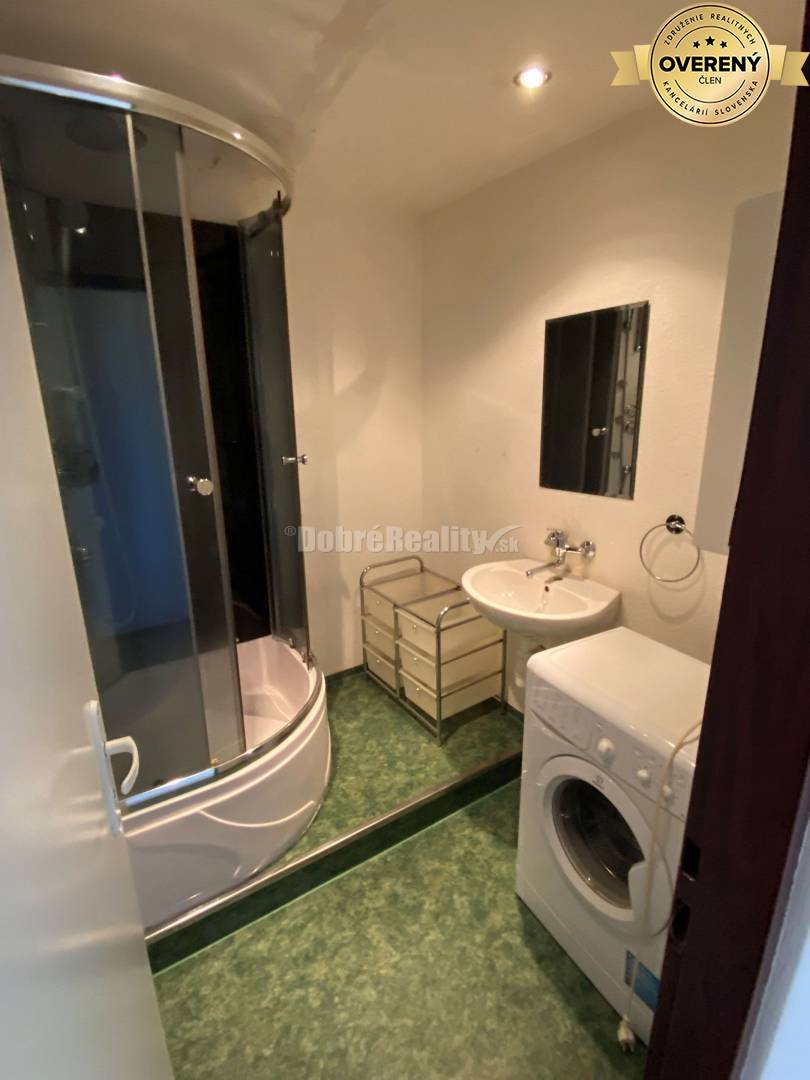 DOBRÉ REALITY ponúkajú na predaj veľký 2-izbový byt s lodžiou v Rimavs