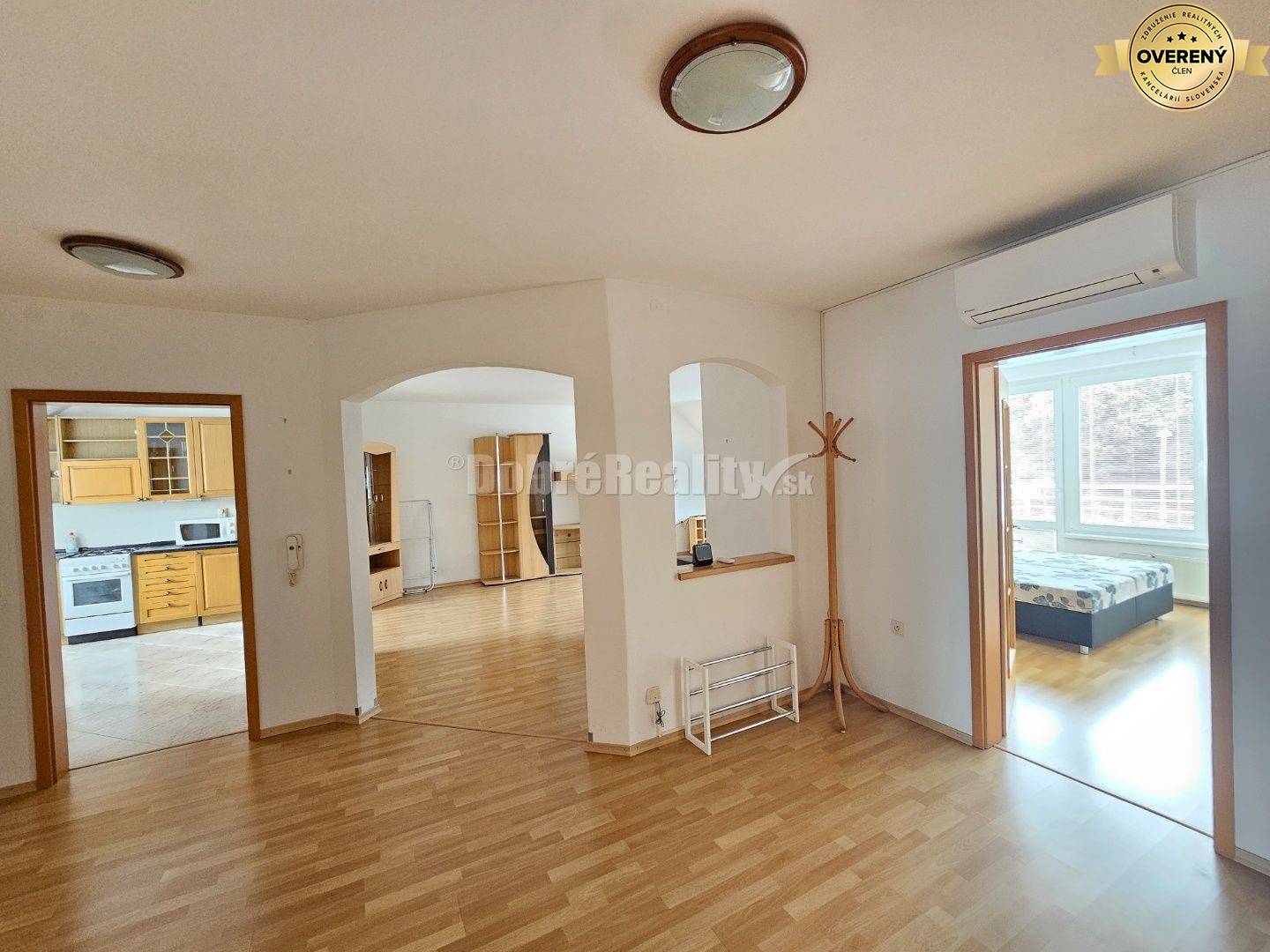 PRENÁJOM 4 izbového bytu v podkroví - centrum PIEŠŤANY