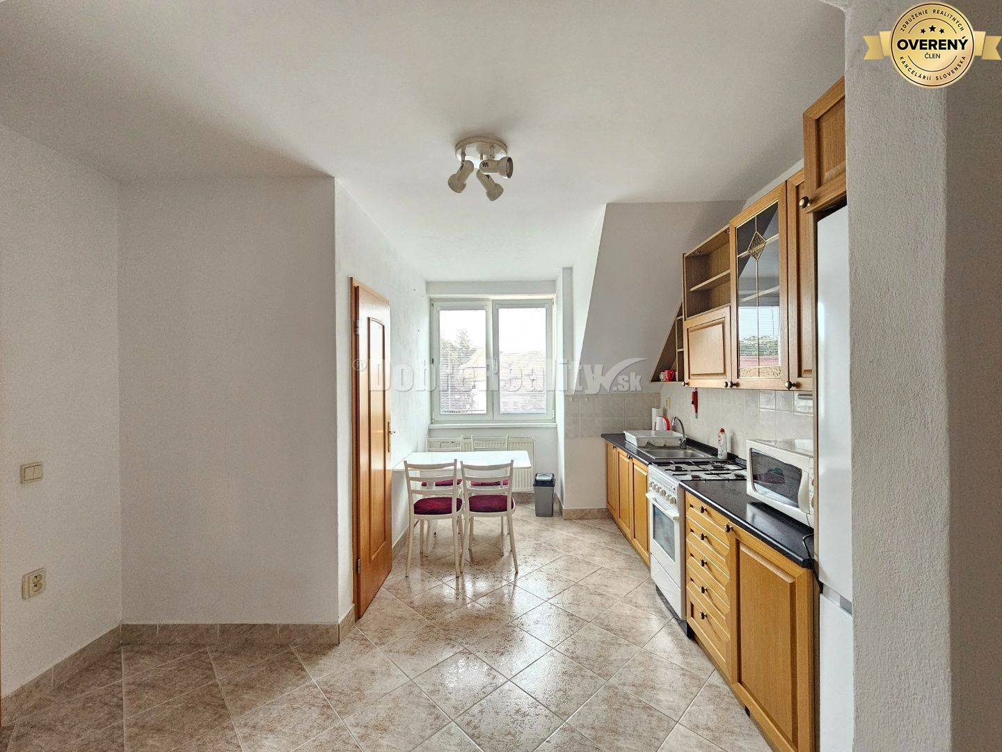 PRENÁJOM 4 izbového bytu v podkroví - centrum PIEŠŤANY