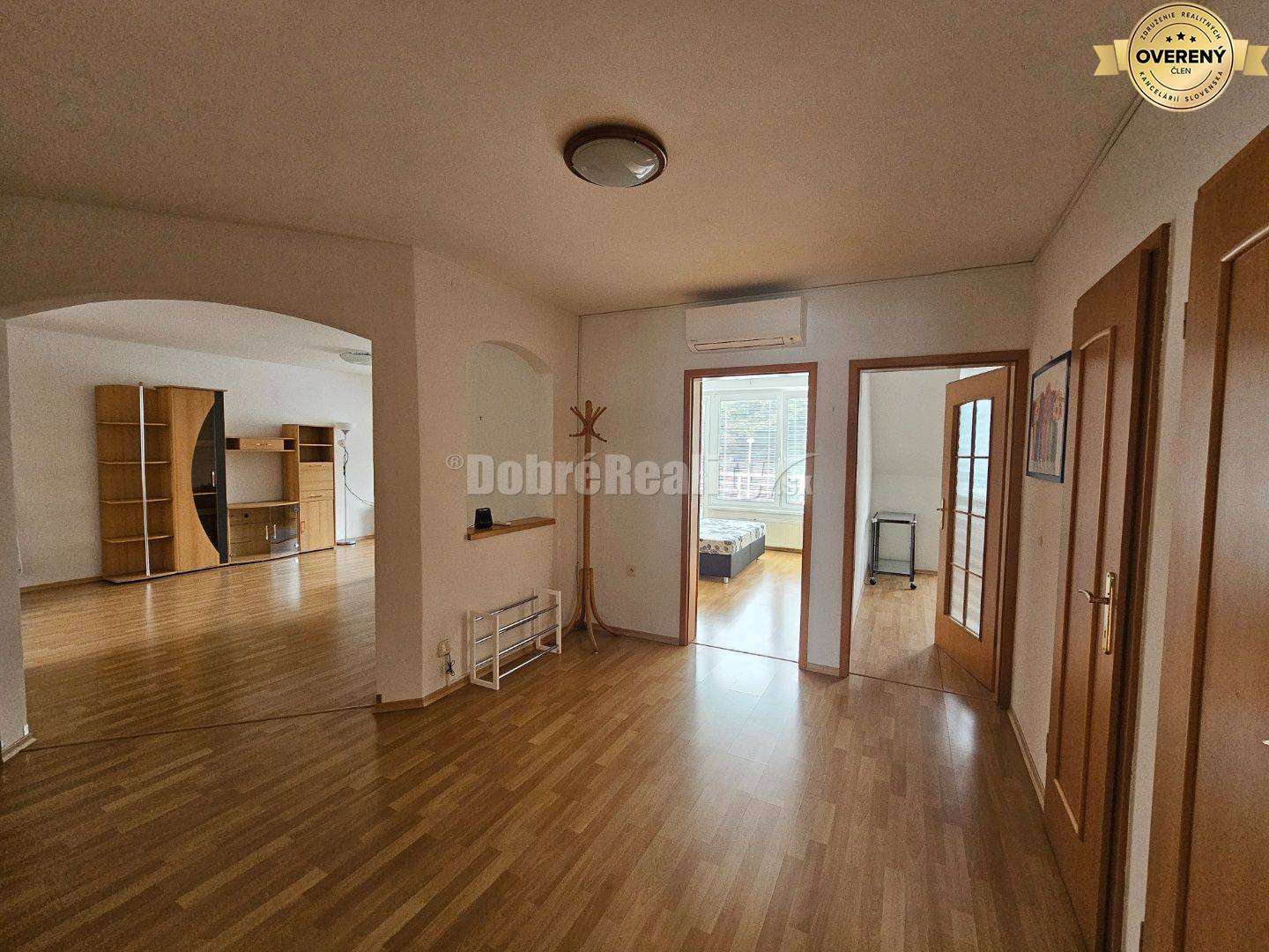 PRENÁJOM 4 izbového bytu v podkroví - centrum PIEŠŤANY