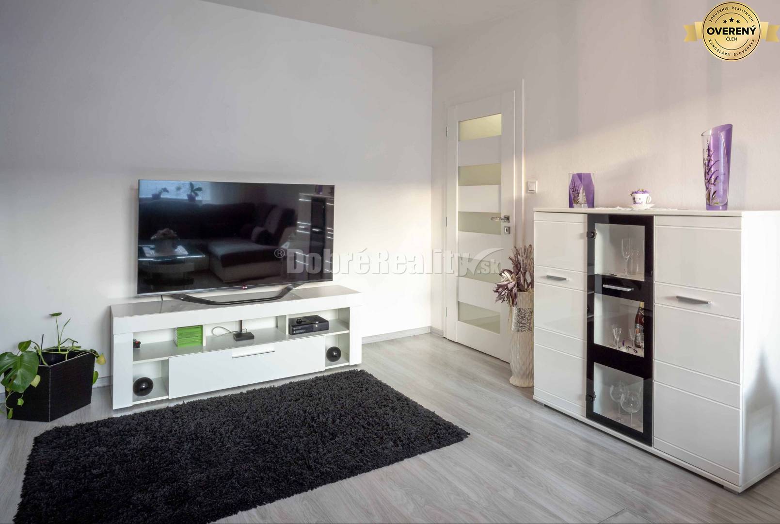 EXKLUZÍVNE 4-IZBOVÝ BYT 84m2 - REKONŠTRUKCIA, ZARIADENÝ, VOĽNÝ IHNEĎ