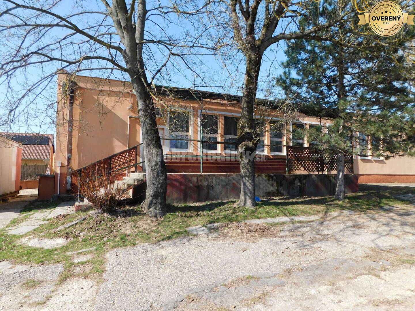 Ponúkame Vám na predaj zaujímavý prevádzkový areál s dvomi samostatným