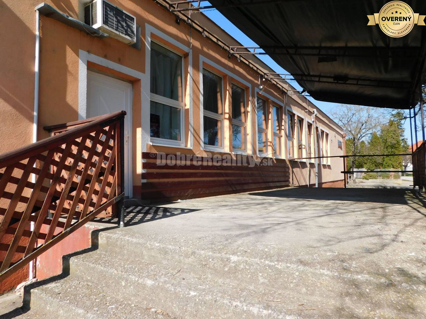 Ponúkame Vám na predaj zaujímavý prevádzkový areál s dvomi samostatným