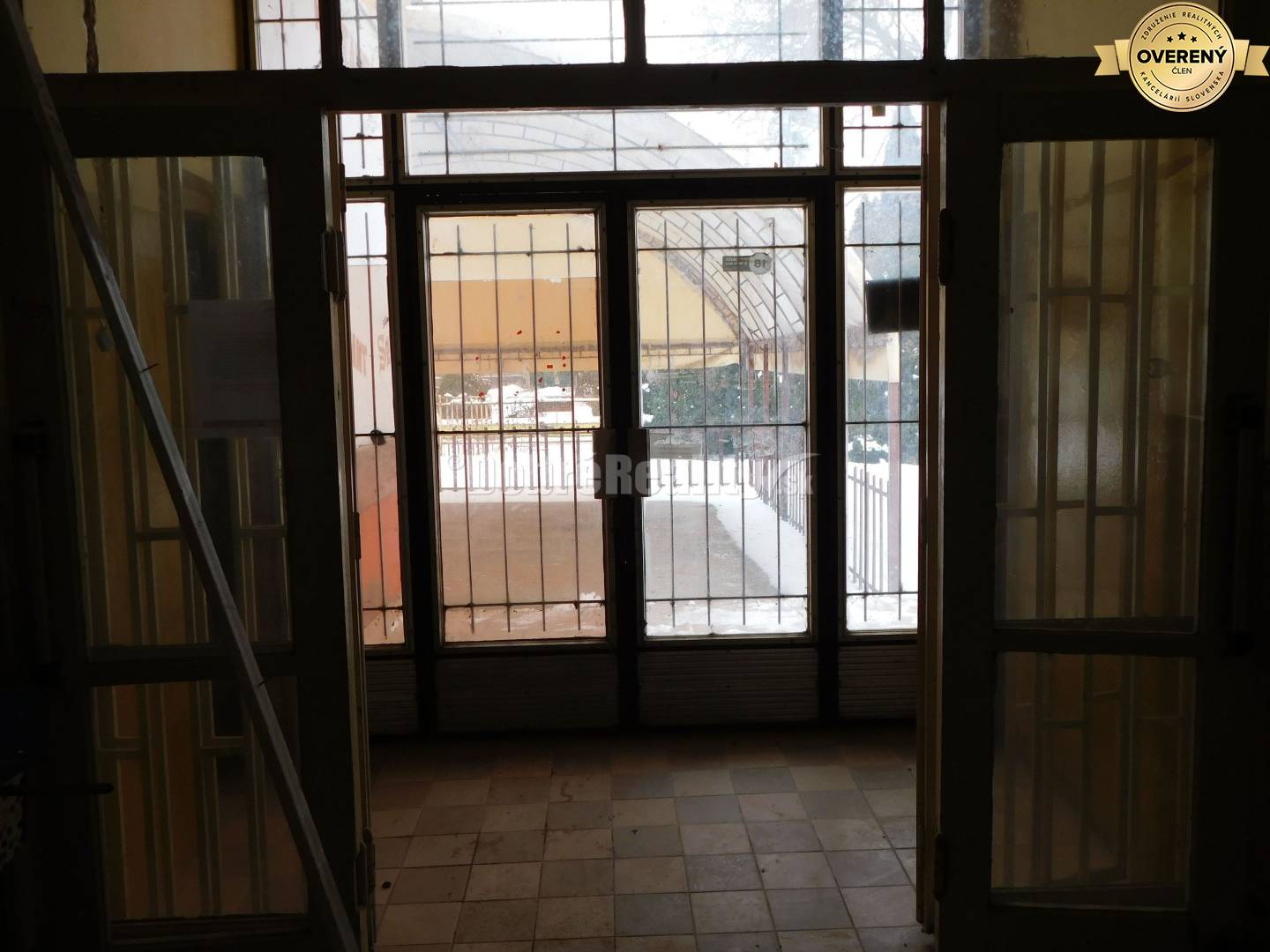 Ponúkame Vám na predaj zaujímavý prevádzkový areál s dvomi samostatným