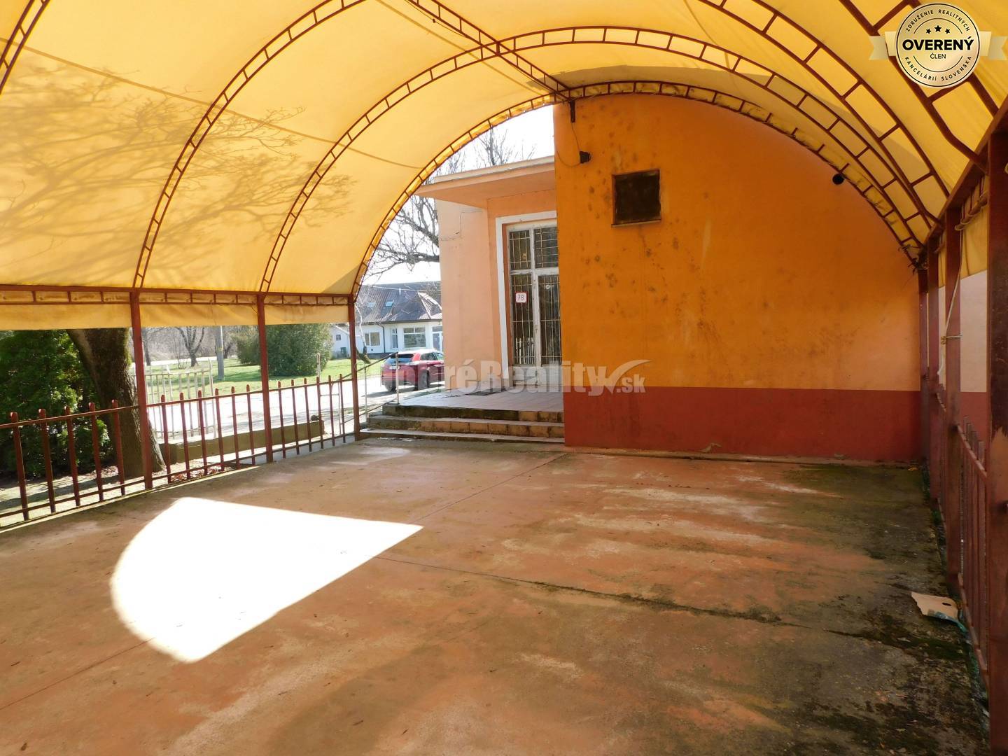 Ponúkame Vám na predaj zaujímavý prevádzkový areál s dvomi samostatným