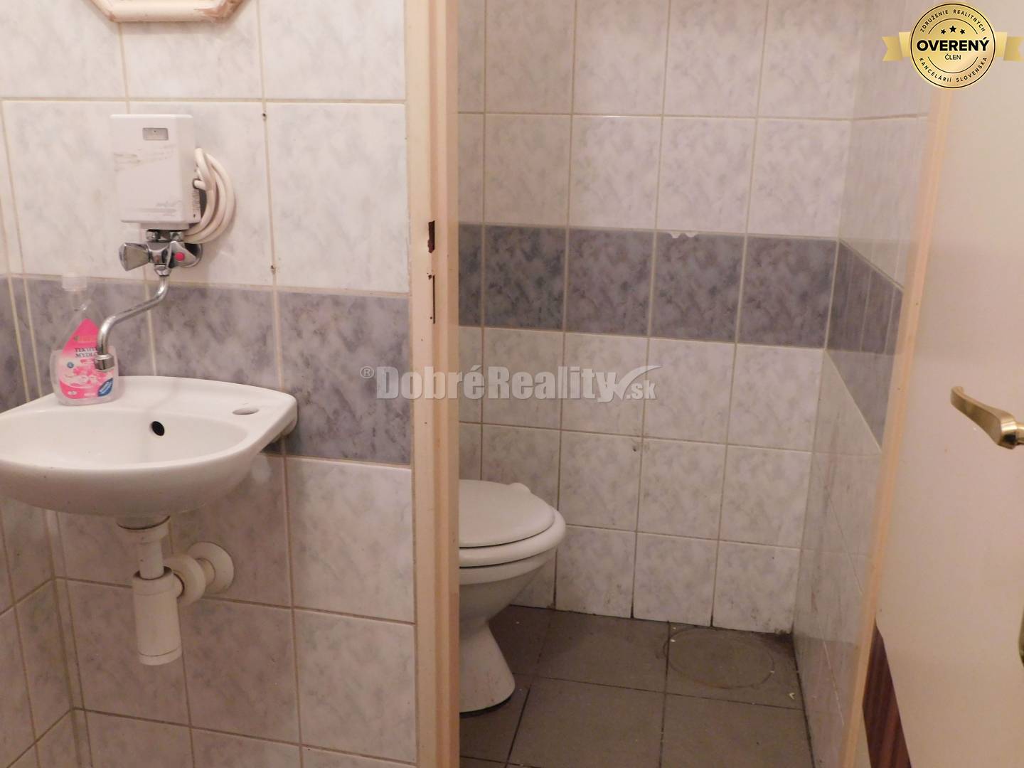 Ponúkame Vám na predaj zaujímavý prevádzkový areál s dvomi samostatným