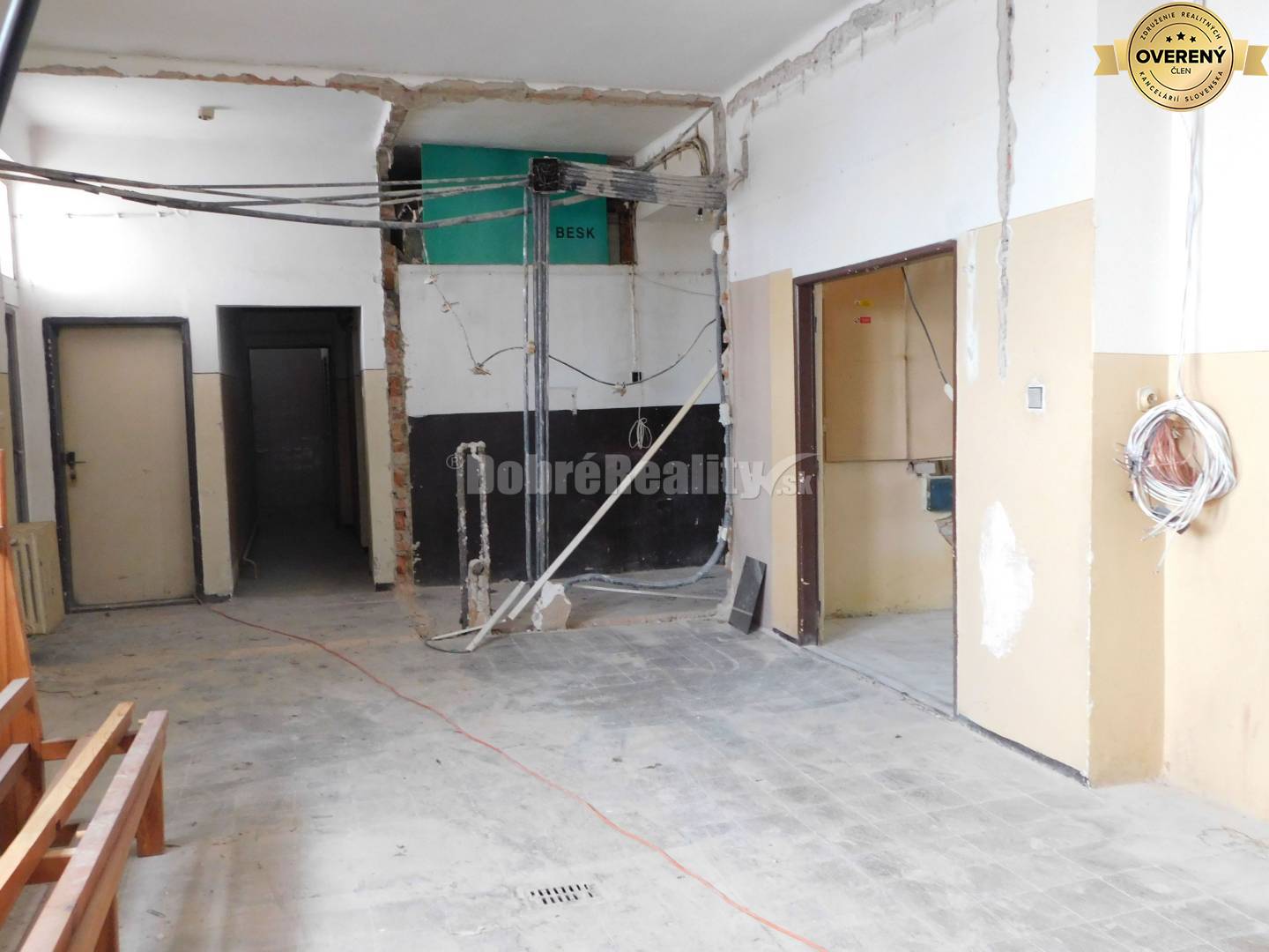 Ponúkame Vám na predaj zaujímavý prevádzkový areál s dvomi samostatným