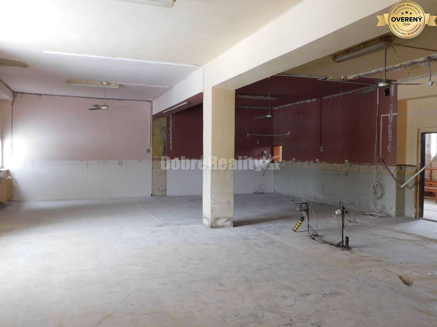 Ponúkame Vám na predaj zaujímavý prevádzkový areál s dvomi samostatným