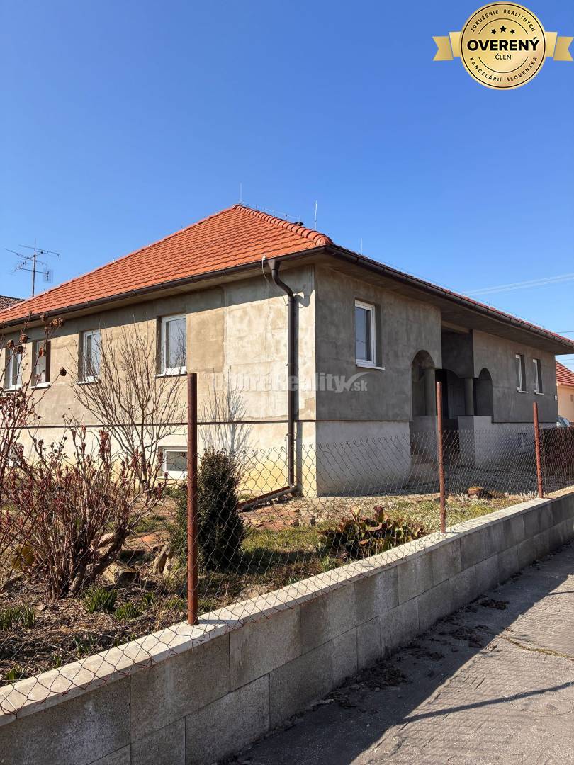 Priestranný rodinný dom v obci Dolné Saliby