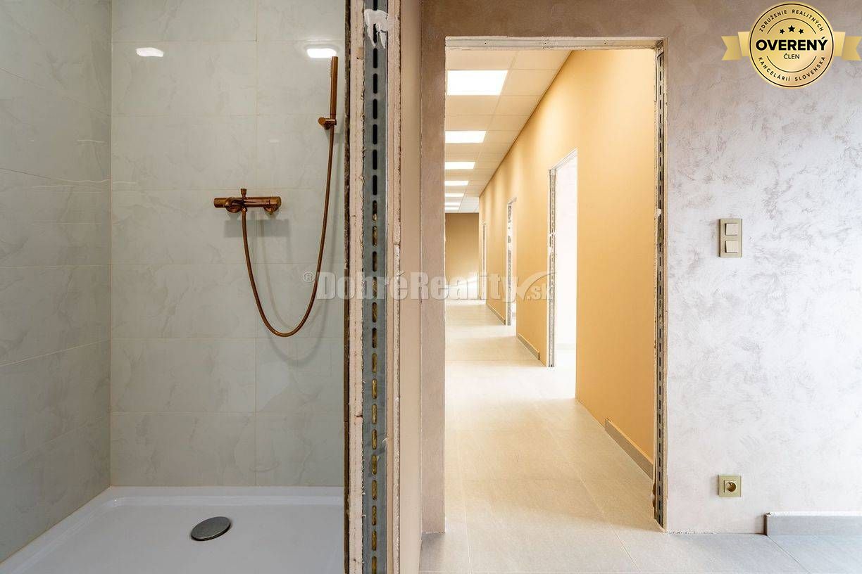 Obchodný alebo administratívny priestor, 160 m2, Banská Bystrica