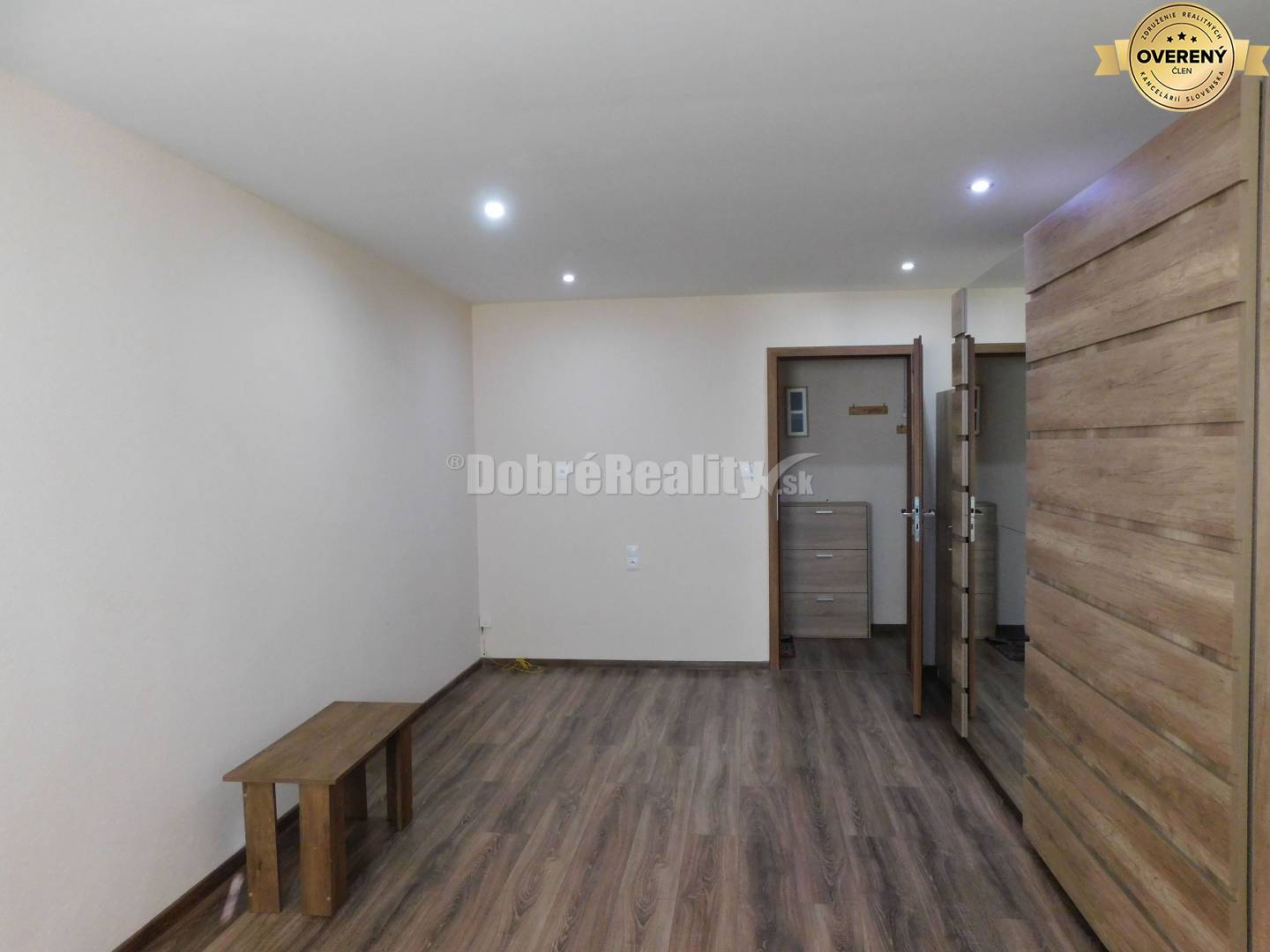 Ponákame na prenájom 1-izb. byt v nových Zámkoch.