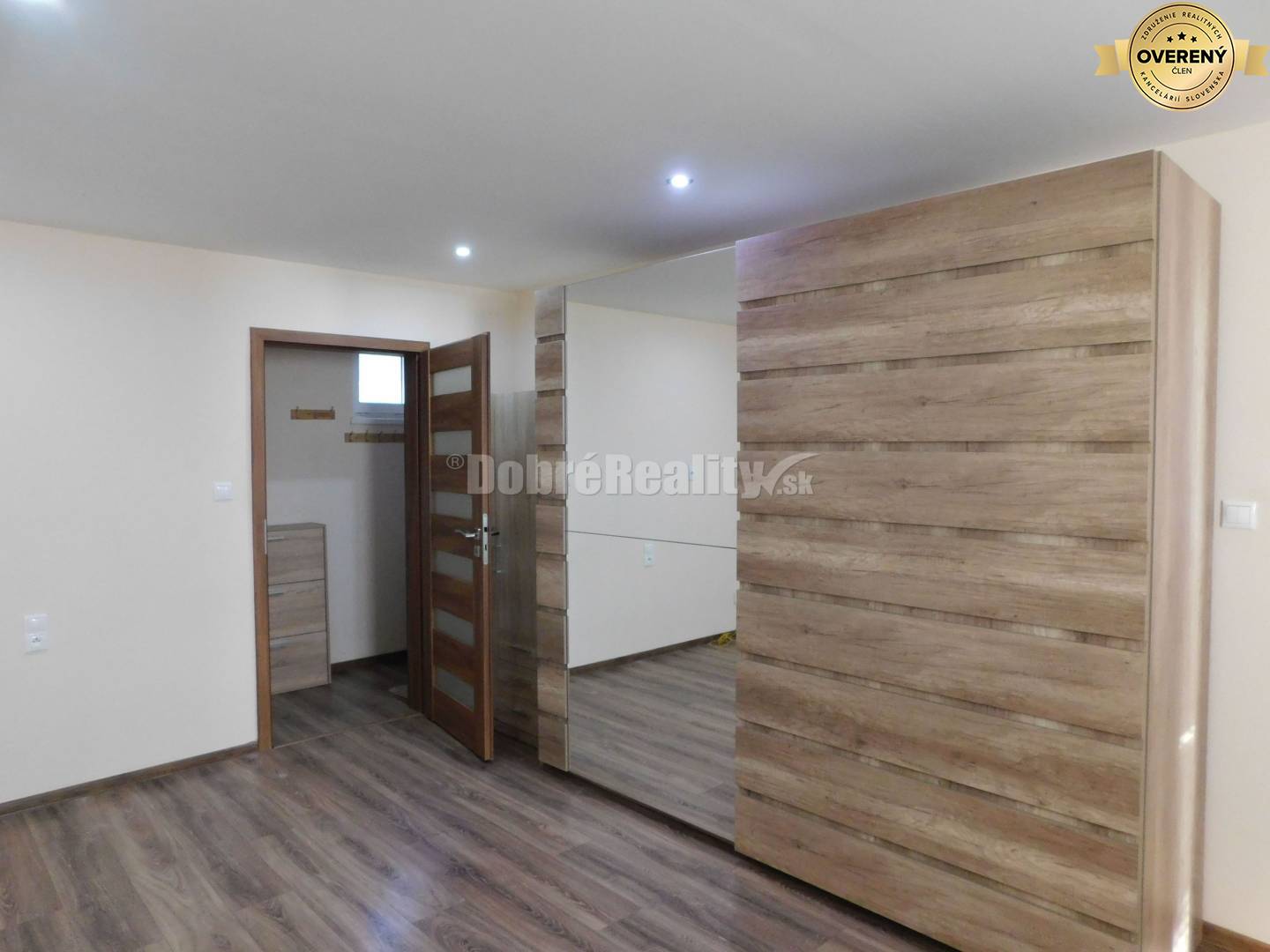 Ponákame na prenájom 1-izb. byt v nových Zámkoch.