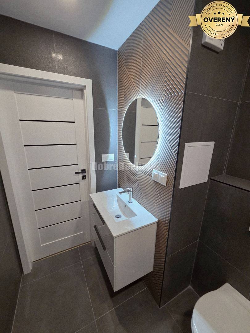 Nadčasový 4 izbový byt na sídlisku Žabník po kompletnej rekonštrukcii.