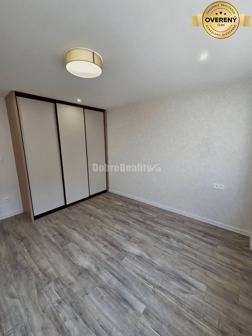 Nadčasový 4 izbový byt na sídlisku Žabník po kompletnej rekonštrukcii.