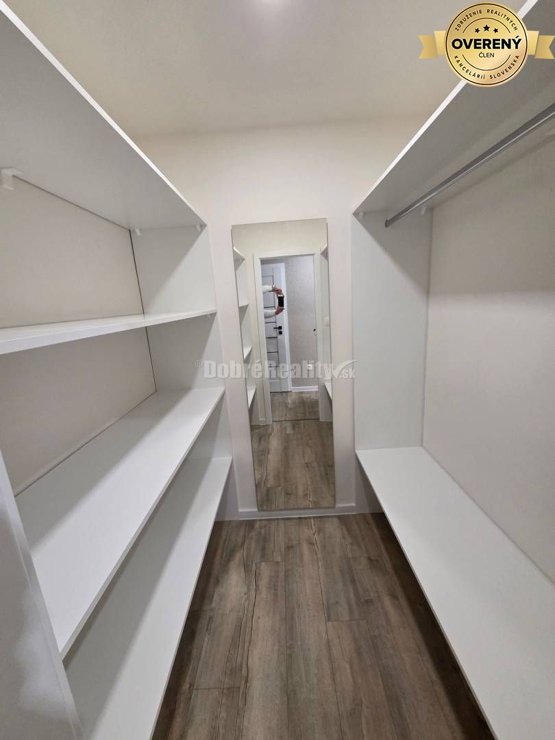 Nadčasový 4 izbový byt na sídlisku Žabník po kompletnej rekonštrukcii.