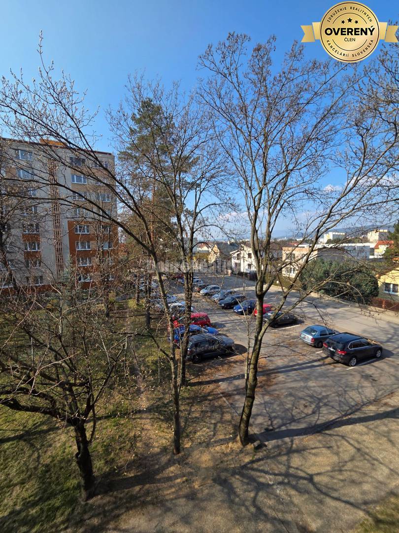 Nadčasový 4 izbový byt na sídlisku Žabník po kompletnej rekonštrukcii.