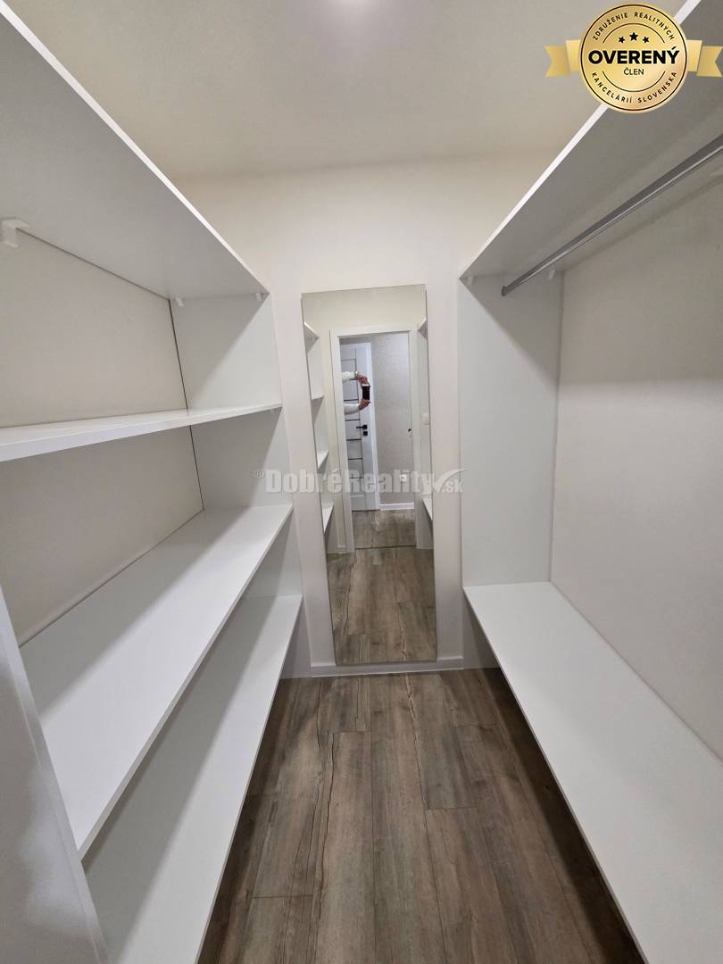 Nadčasový 4 izbový byt na sídlisku Žabník po kompletnej rekonštrukcii.