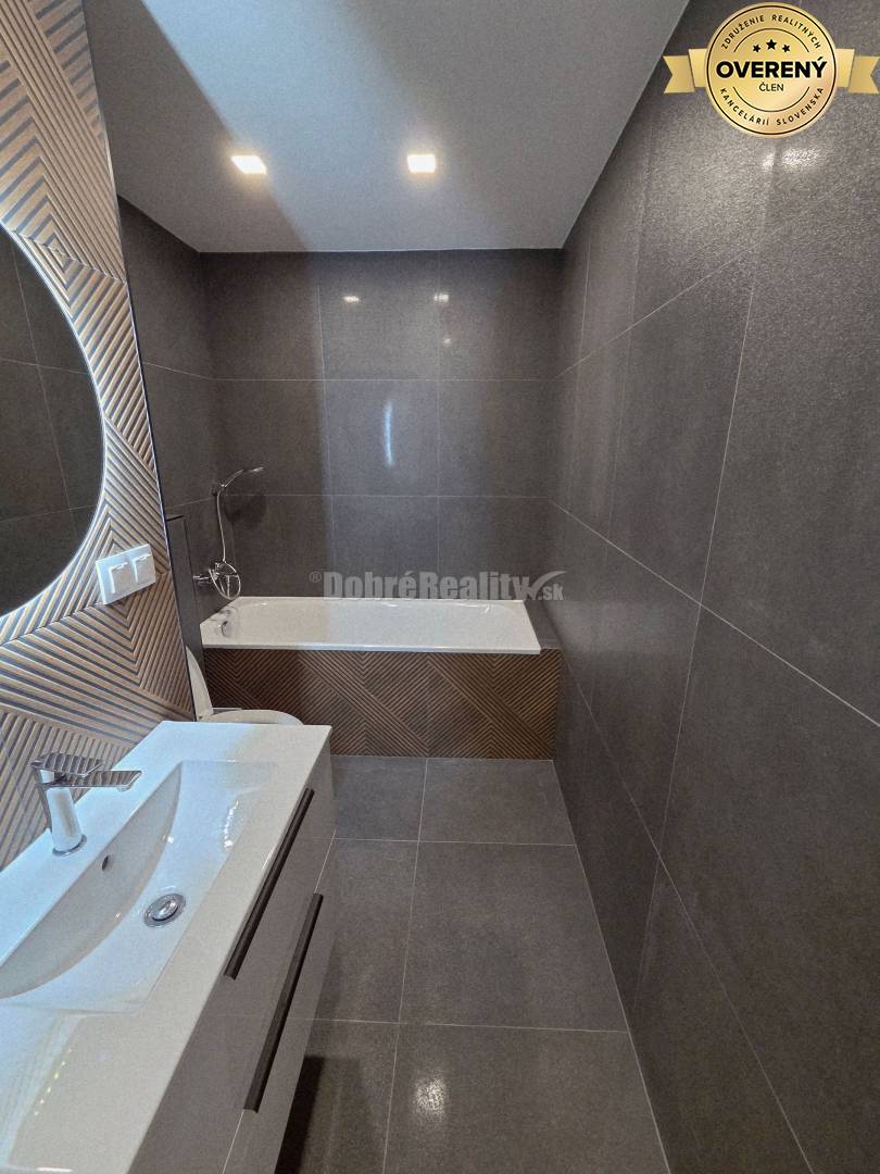 Nadčasový 4 izbový byt na sídlisku Žabník po kompletnej rekonštrukcii.