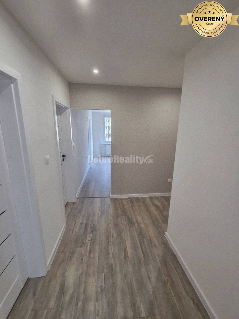 Nadčasový 4 izbový byt na sídlisku Žabník po kompletnej rekonštrukcii.