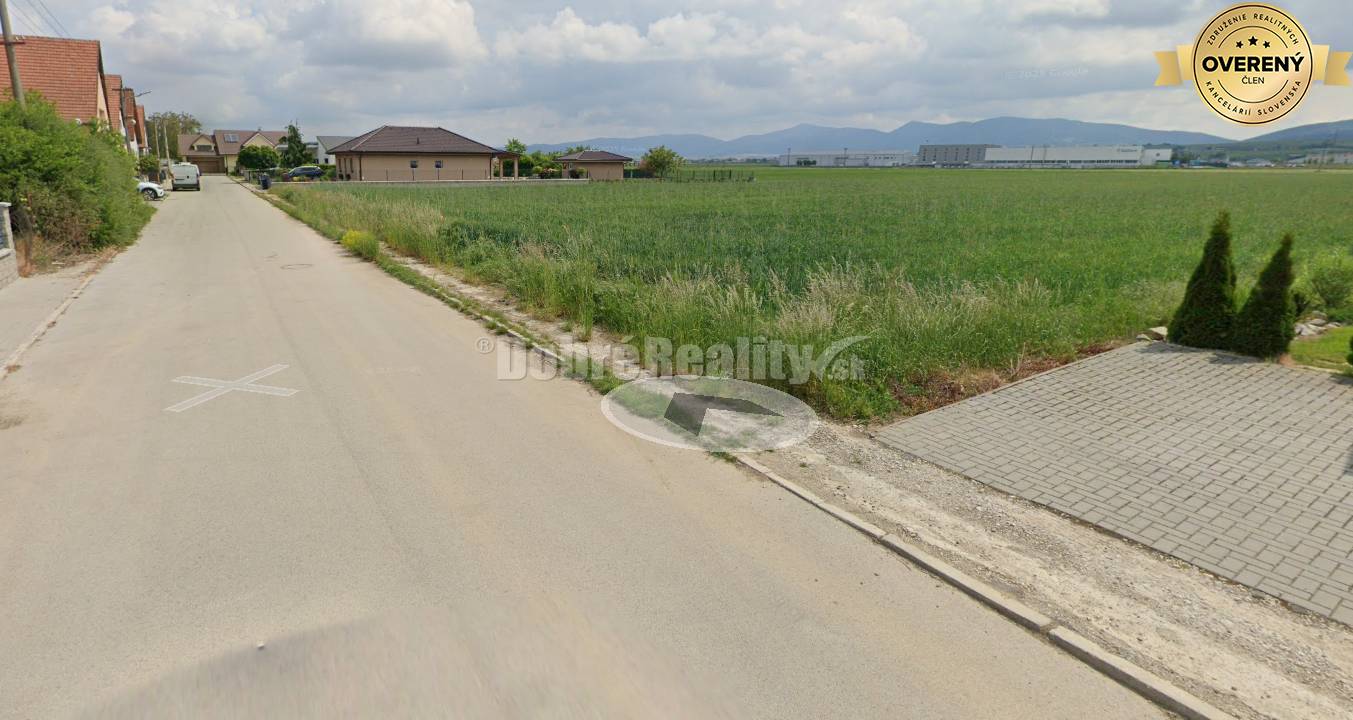 Rovinatý stavebný pozemok s výmerou 1739 m2 v obci Veľké Bierovce.