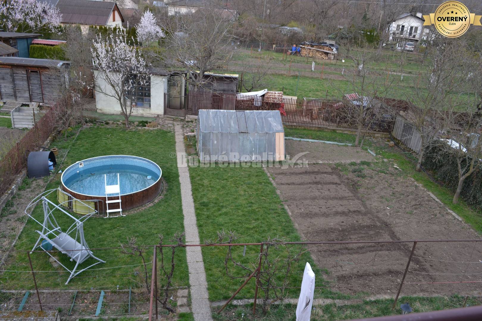 Dobré Reality ponúkajú na predaj priestranný 6 - izbový rodinný dom v