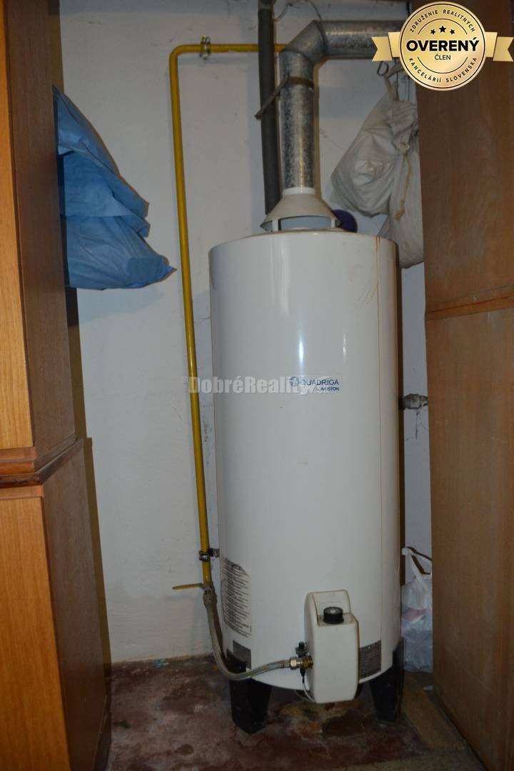 Dobré Reality ponúkajú na predaj priestranný 6 - izbový rodinný dom v