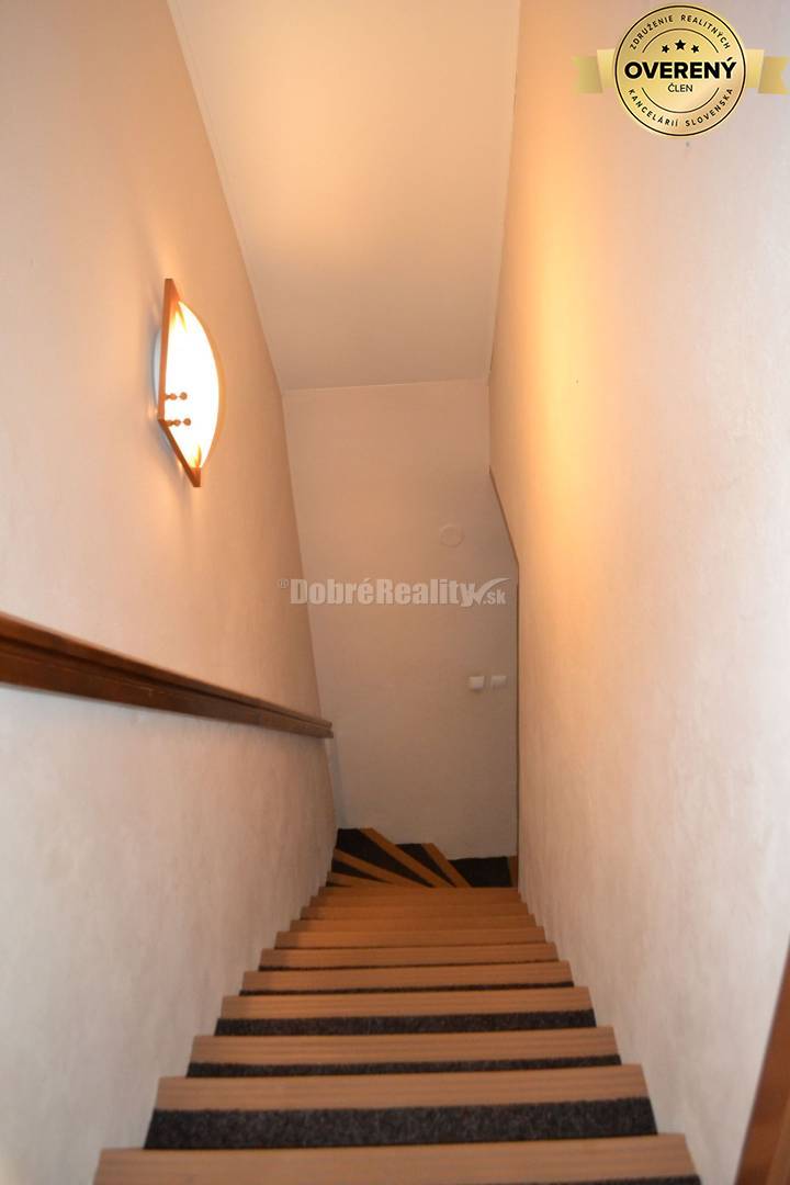 Dobré Reality ponúkajú na predaj priestranný 6 - izbový rodinný dom v