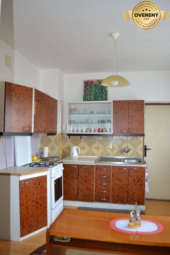 Dobré Reality ponúkajú na predaj priestranný 6 - izbový rodinný dom v