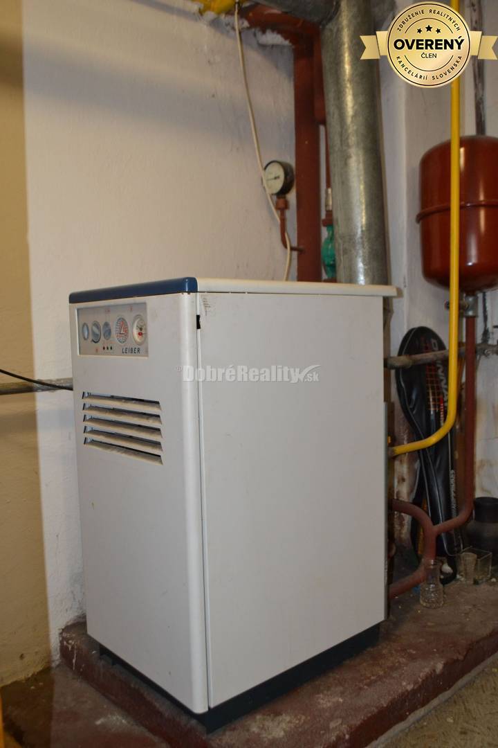 Dobré Reality ponúkajú na predaj priestranný 6 - izbový rodinný dom v