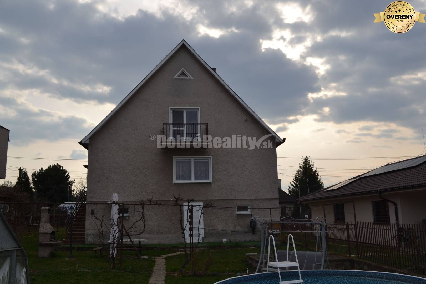 Dobré Reality ponúkajú na predaj priestranný 6 - izbový rodinný dom v
