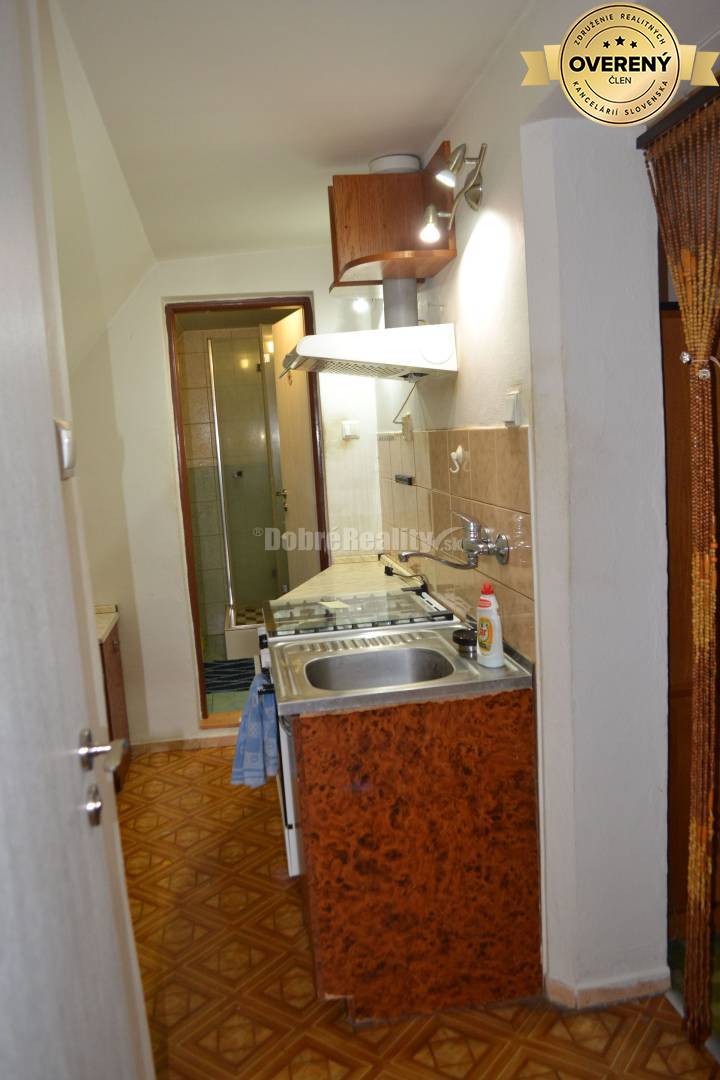 Dobré Reality ponúkajú na predaj priestranný 6 - izbový rodinný dom v