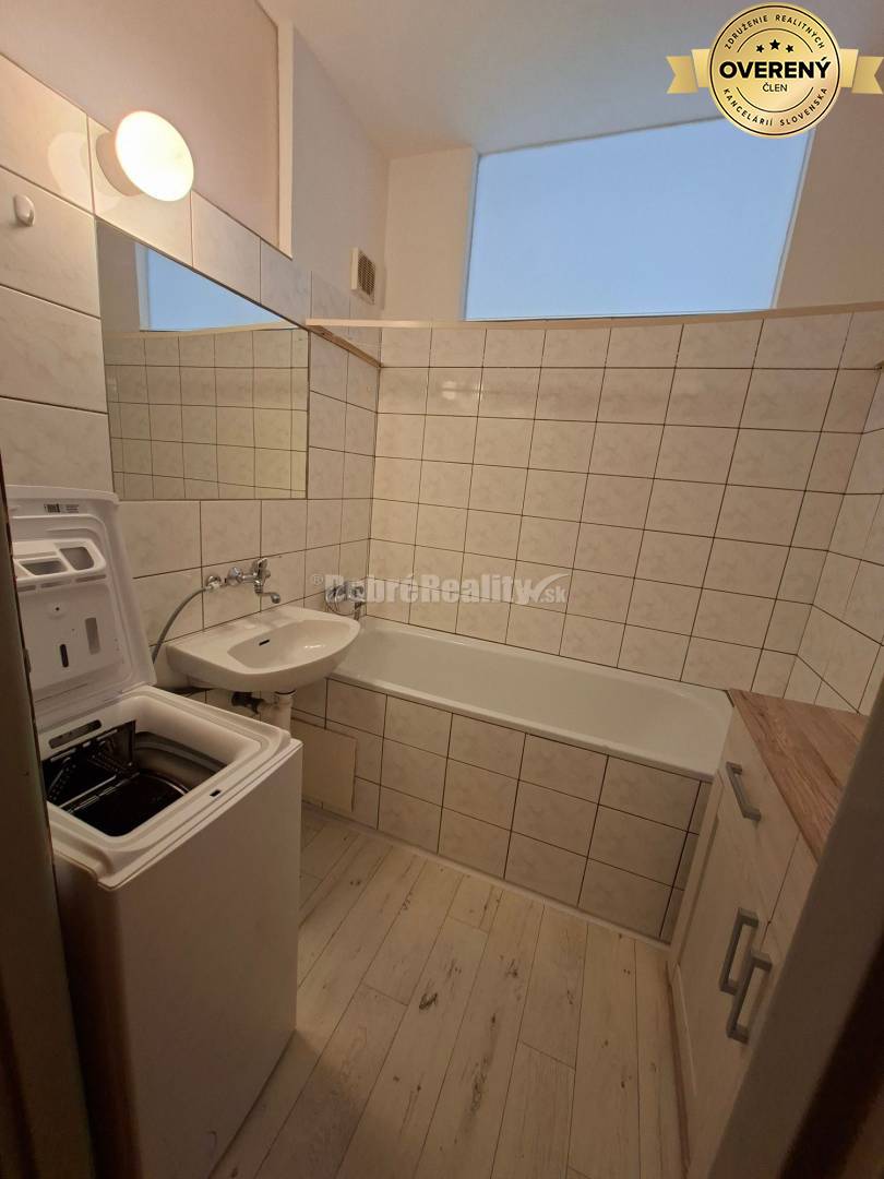 DOBRÉ REALITY - Krásny 1-i. byt s loggiou na prenájom v Kanianke-rezer