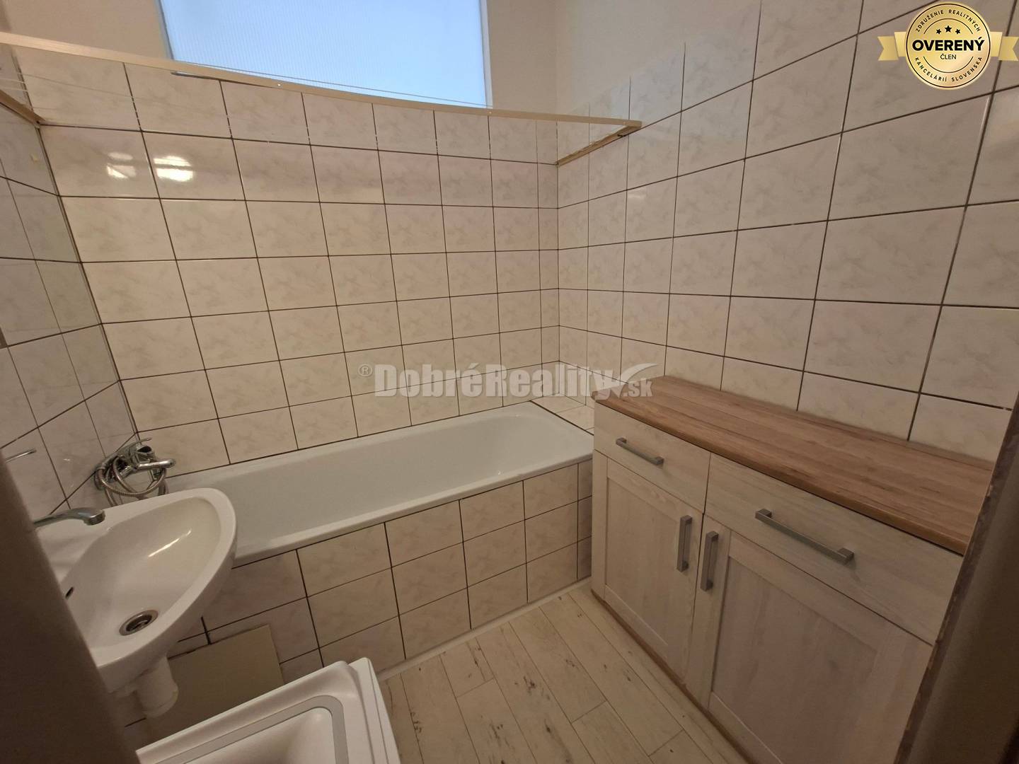 DOBRÉ REALITY - Krásny 1-i. byt s loggiou na prenájom v Kanianke