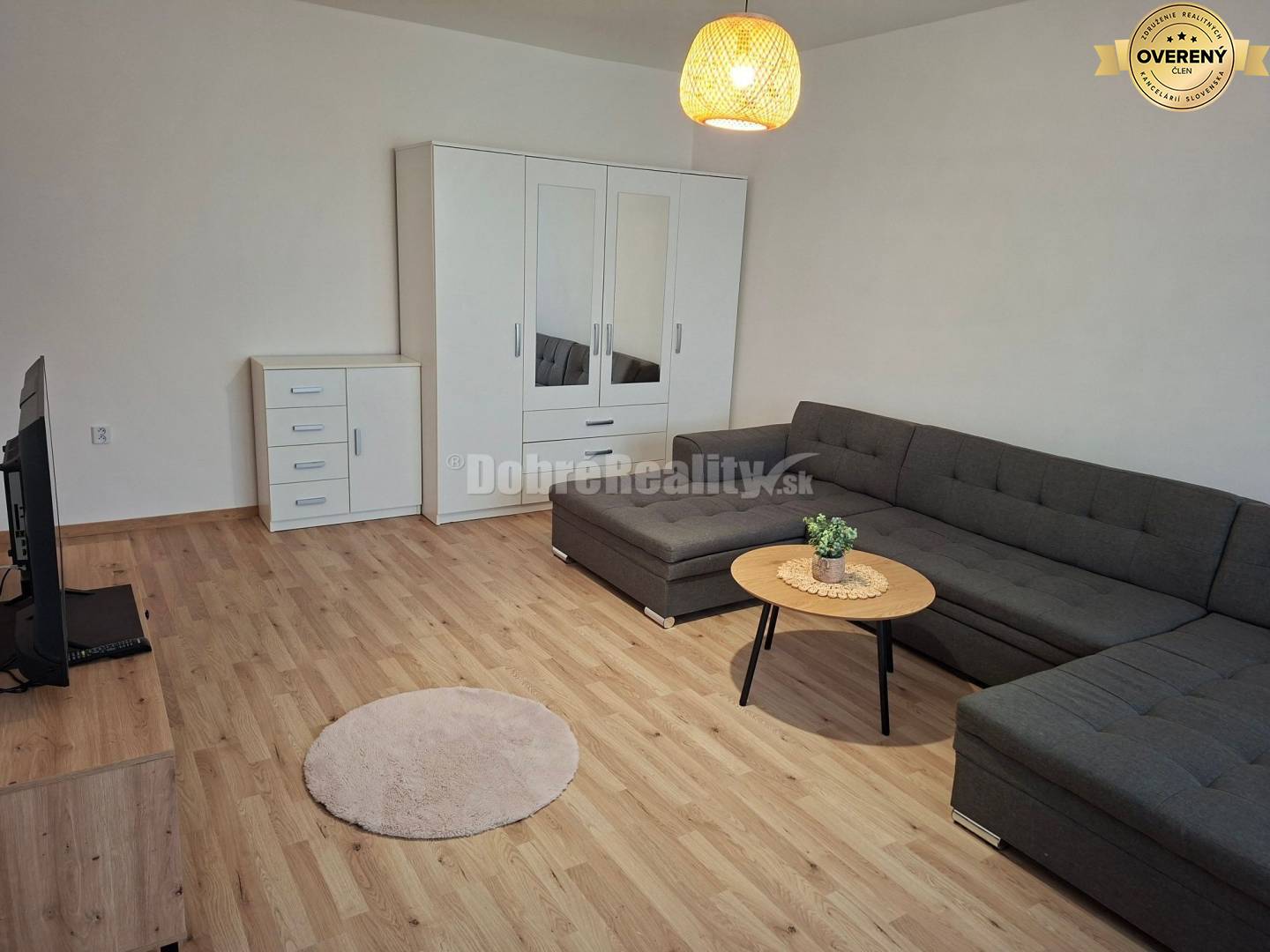 DOBRÉ REALITY - Krásny 1-i. byt s loggiou na prenájom v Kanianke-rezer