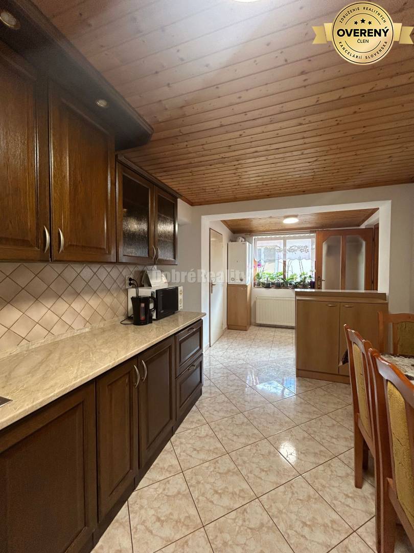 Zariadený 4-izbový rodinný dom s letnou kuchyňou, krytou terasou a piv
