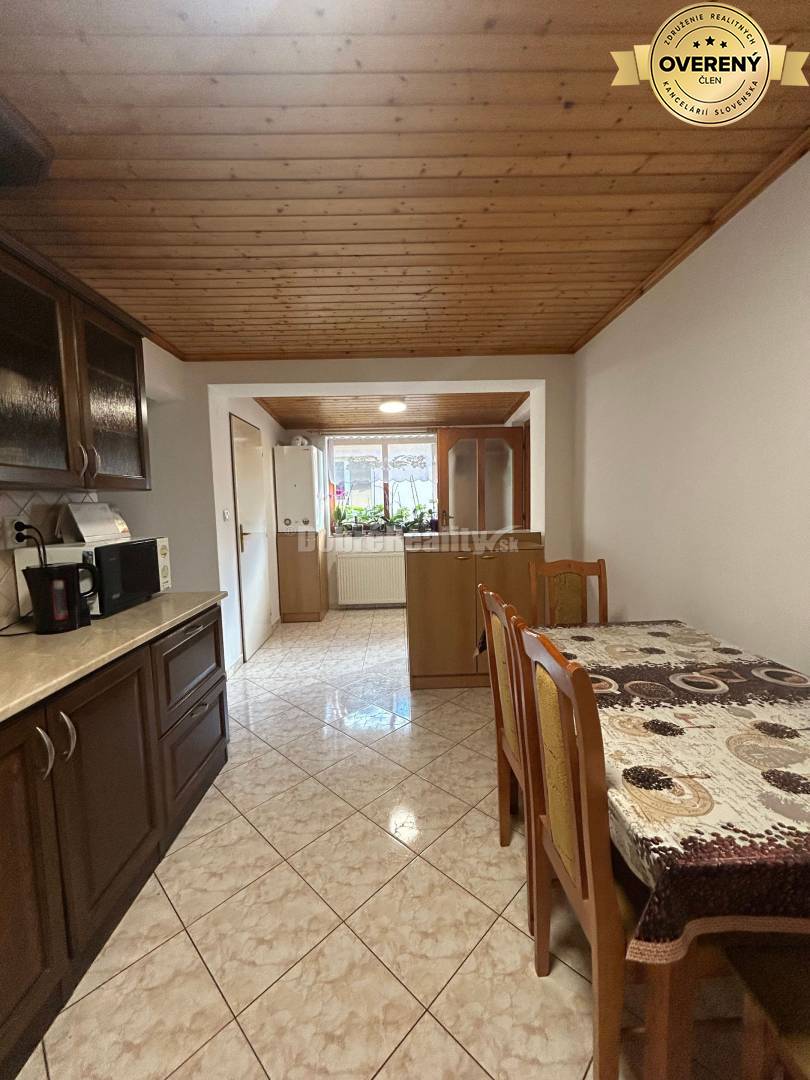 Zariadený 4-izbový rodinný dom s letnou kuchyňou, krytou terasou a piv
