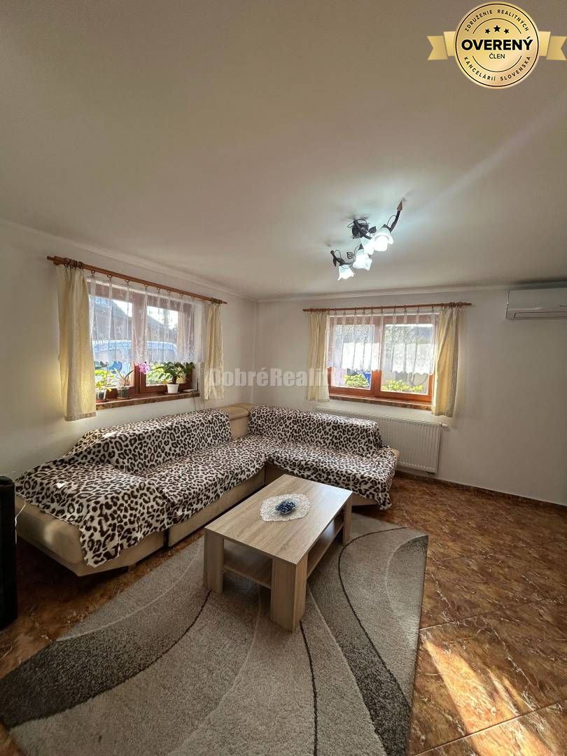 Zariadený 4-izbový rodinný dom s letnou kuchyňou, krytou terasou a piv