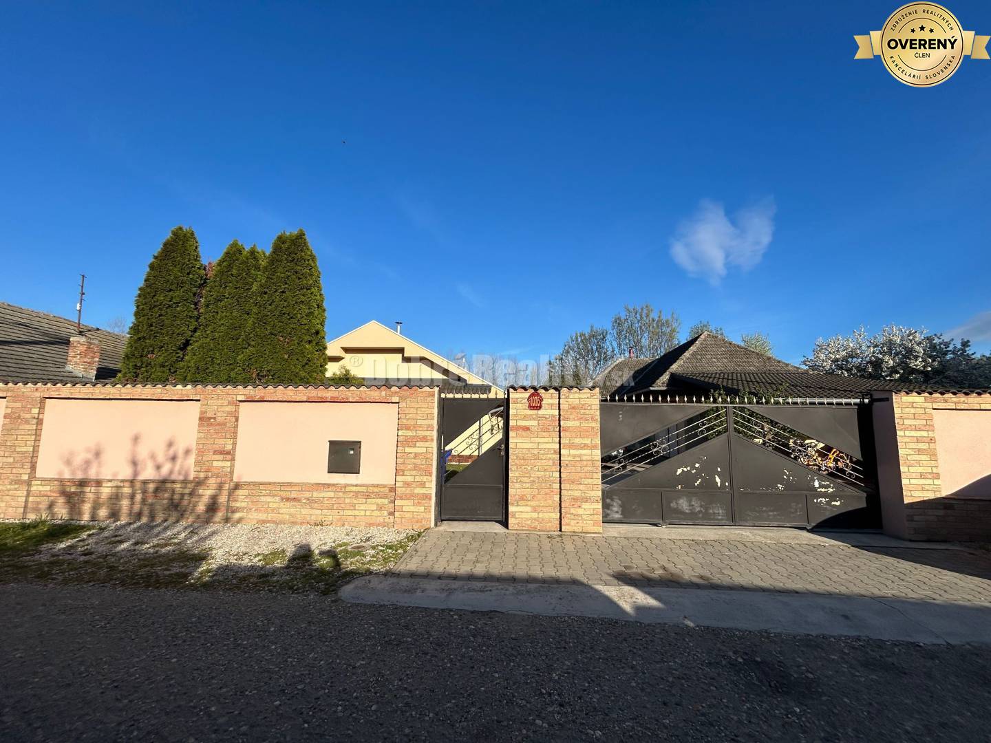 Zariadený 4-izbový rodinný dom s letnou kuchyňou, krytou terasou a piv