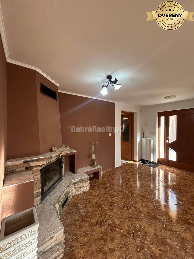Zariadený 4-izbový rodinný dom s letnou kuchyňou, krytou terasou a piv