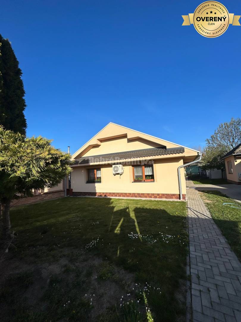 Zariadený 4-izbový rodinný dom s letnou kuchyňou, krytou terasou a piv