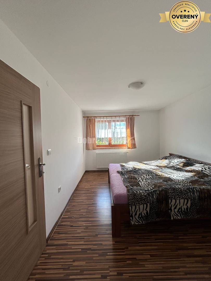 Zariadený 4-izbový rodinný dom s letnou kuchyňou, krytou terasou a piv