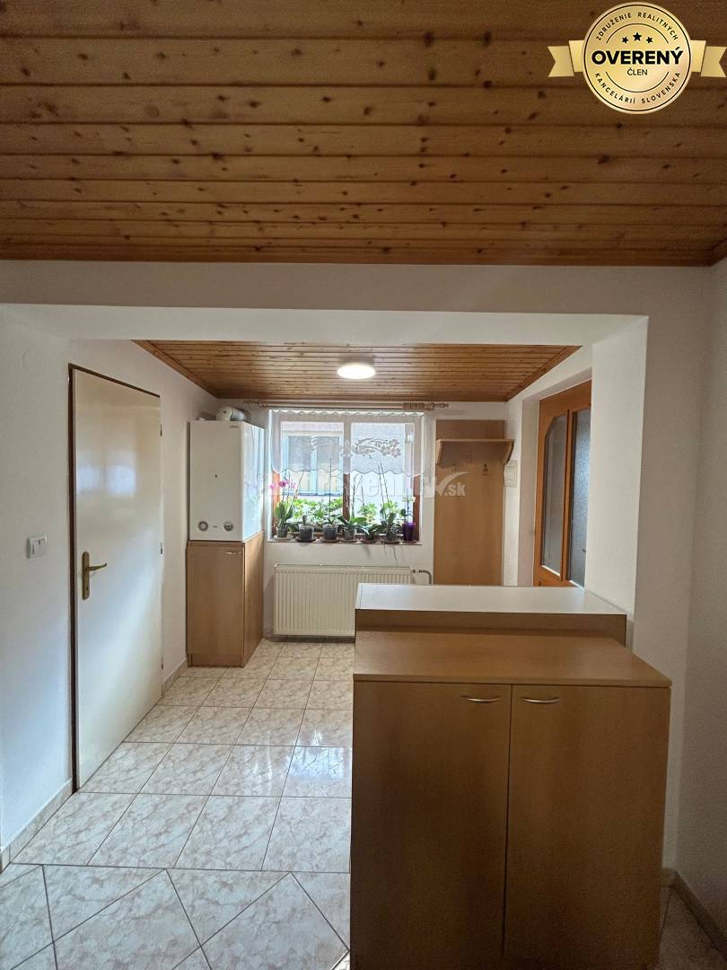 Zariadený 4-izbový rodinný dom s letnou kuchyňou, krytou terasou a piv