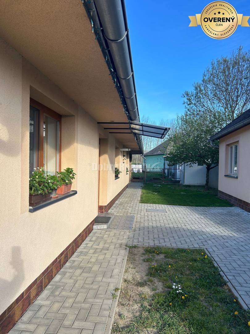 Zariadený 4-izbový rodinný dom s letnou kuchyňou, krytou terasou a piv