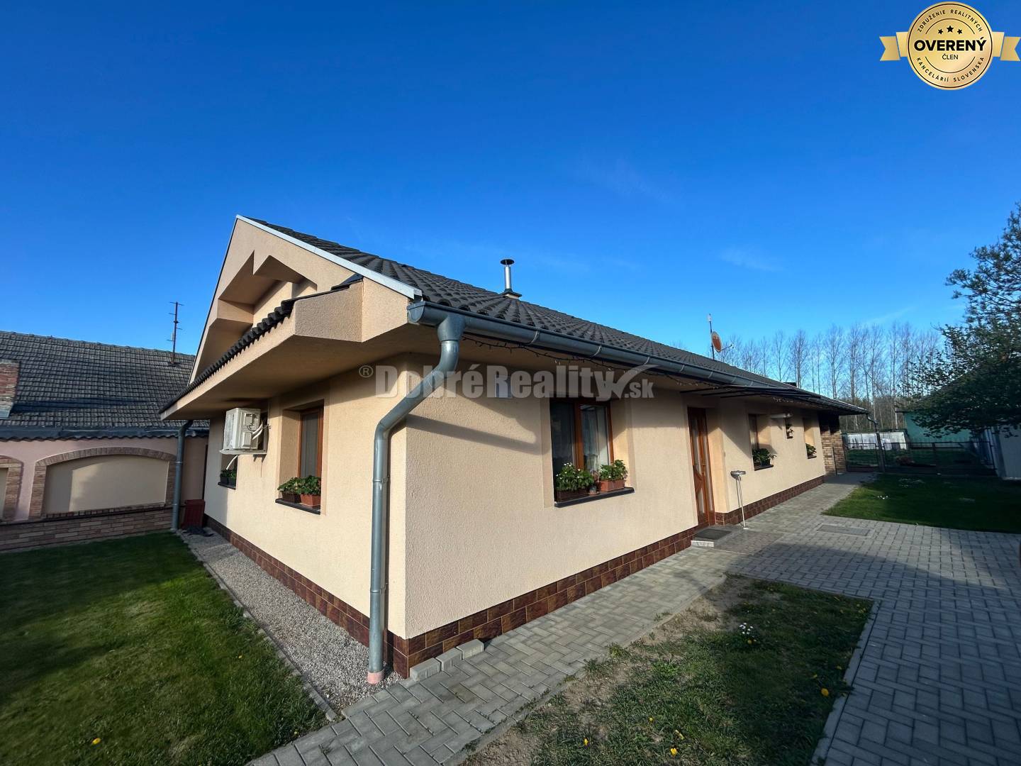 Zariadený 4-izbový rodinný dom s letnou kuchyňou, krytou terasou a piv