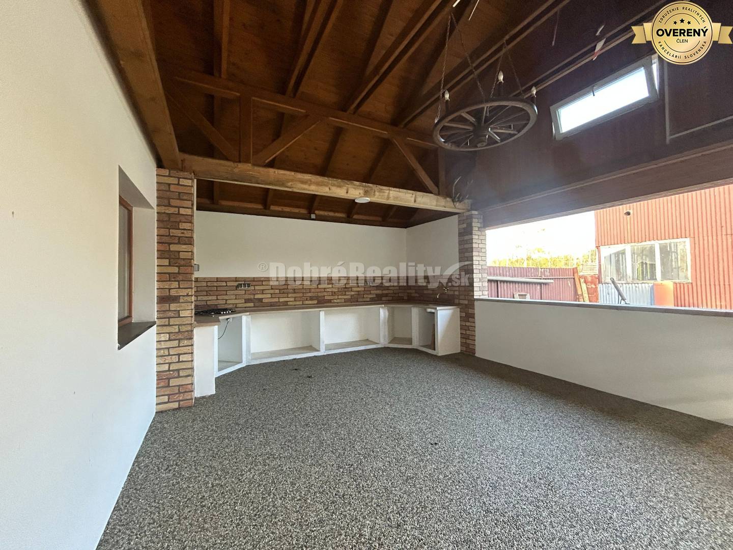 Zariadený 4-izbový rodinný dom s letnou kuchyňou, krytou terasou a piv