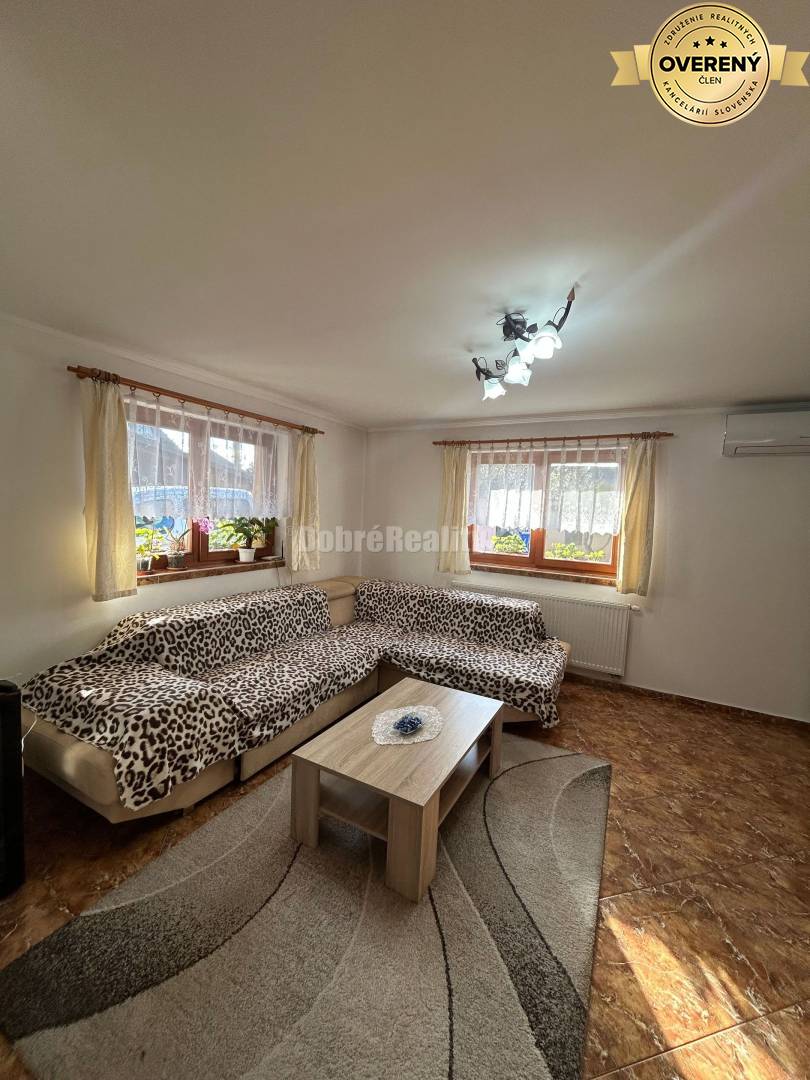 Zariadený 4-izbový rodinný dom s letnou kuchyňou, krytou terasou a piv