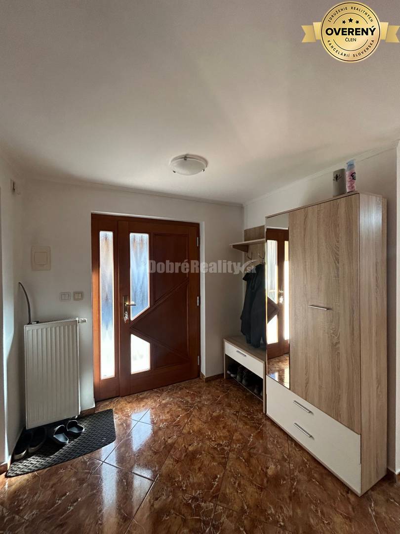 Zariadený 4-izbový rodinný dom s letnou kuchyňou, krytou terasou a piv