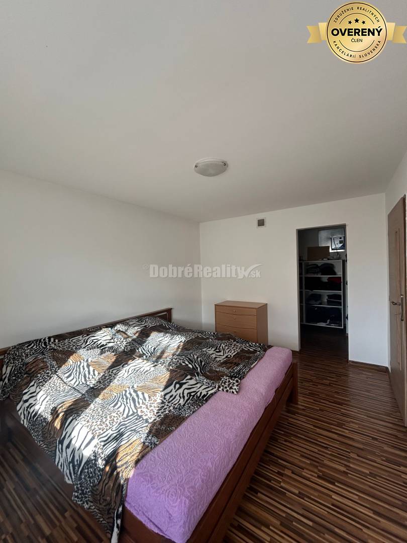 Zariadený 4-izbový rodinný dom s letnou kuchyňou, krytou terasou a piv