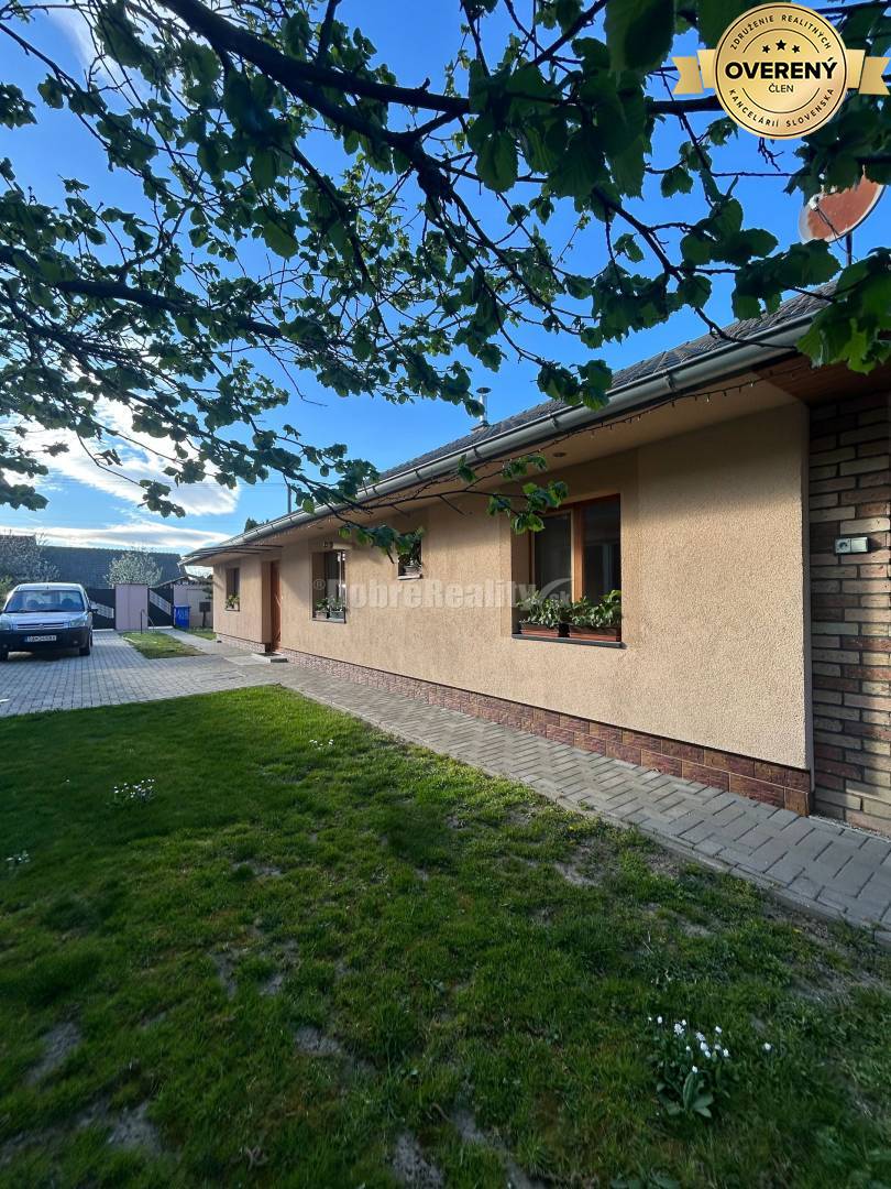 Zariadený 4-izbový rodinný dom s letnou kuchyňou, krytou terasou a piv